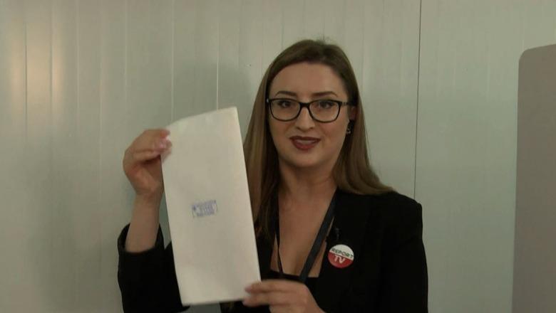 Zgjedhjet/ Gazetarja e Report TV Esiona Konomi voton live në qendrën e votimit në Astir
