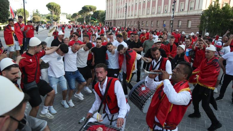Festa e tifozëve kuq e zi në Tiranë përmes FOTOVE dhe VIDEOVE