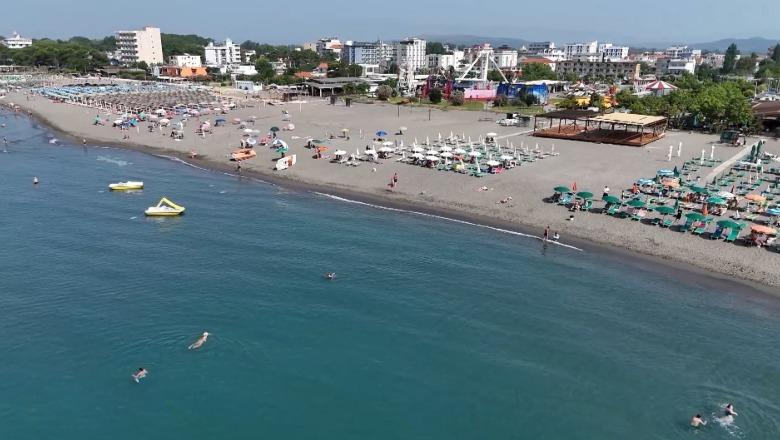 Nga vera e këtij viti, bashkitë caktojnë çmimet e çadrave e shezlongëve në bregdet! Qeveria: Tarifa të diferencuara sipas zonës dhe standardit