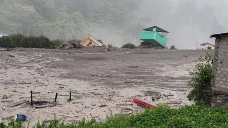 Përmbytjet katastrofike në Indi, mbi 100 persona të zhdukur në fshatin turistik, mes tyre edhe 10 ushtarë!