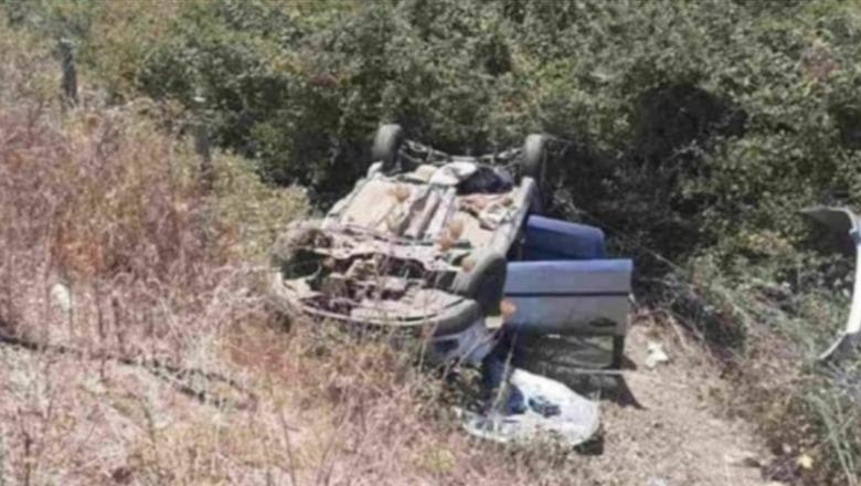 Librazhd/ Makina del nga rruga në një kthesë të fortë dhe përfundon në greminë, shoferi plagoset rëndë (FOTO)