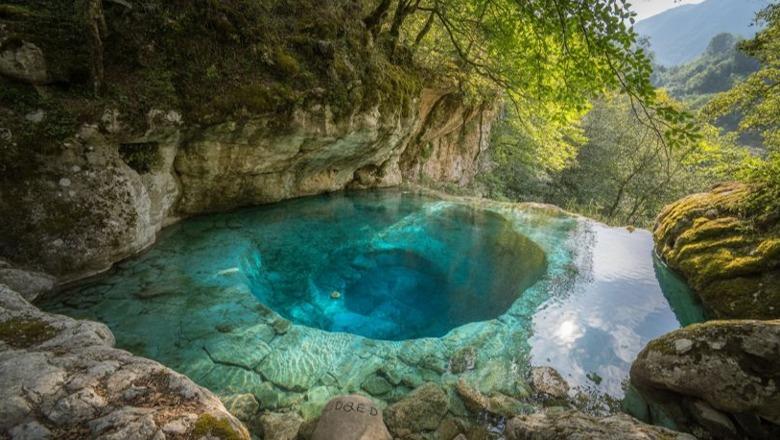Magjia' e Syrit të Kaltër/ Parku natyror 'pushtohet' nga turistët: Shqipëria na ka lënë pa fjalë, do të kthehemi përsëri