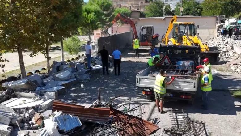 Nxënësit hynin nga dera anësore, Benet Beci mban fjalën! Liron nga zaptimi i paligjshëm oborrin e shkollës (VIDEO)