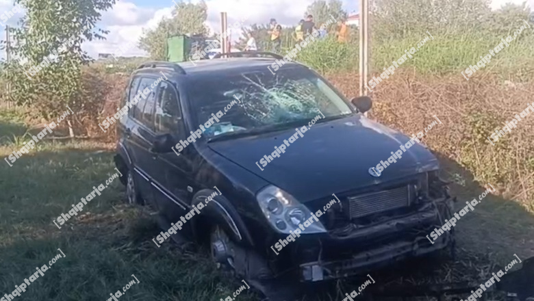 Aksident në Lushnje-Çermë, makina del nga rruga dhe përfundon në oborrin e banesës. Plagosen bashkëshortët (VIDEO)