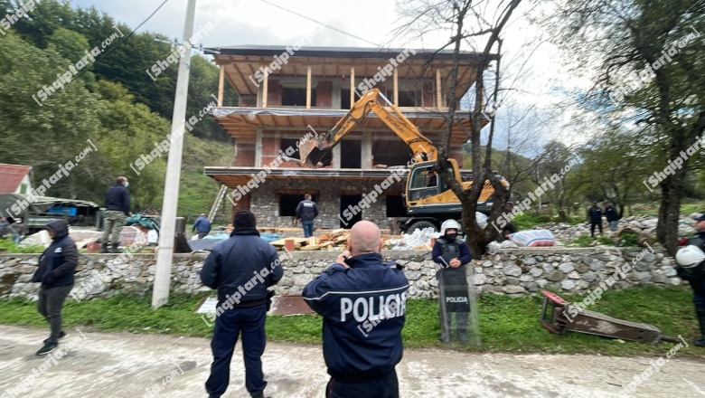 IKMT rikthehet në Theth, shemb 30 ndërtime pa leje! Famulltari: Banorët i kanë pronat e trashëguara (VIDEO)