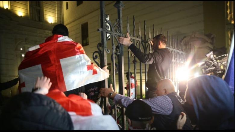 Gjeorgjia përfshihet nga protesta, demostruesit tentojnë të futen në pallatin presidencial (VIDEO)