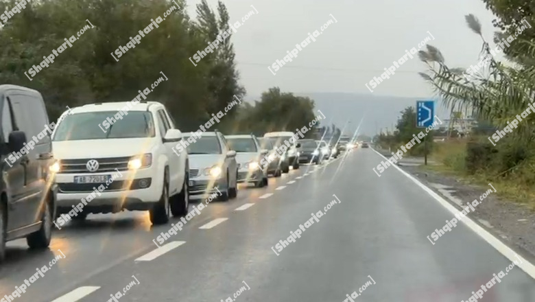 Trafik i rënduar në aksin Lezhë-Milot, makinat në radhë prej disa orësh! Shkak mbyllja e urës (VIDEO)