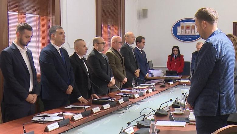 Vrasja e gjyqtarit Astrit Kalaja/ Politika bëhet bashkë, mban 1 minutë heshtje në komisione parlamentare! Manja: Kambanë alarmi për sigurinë e punonjësve të drejtësisë