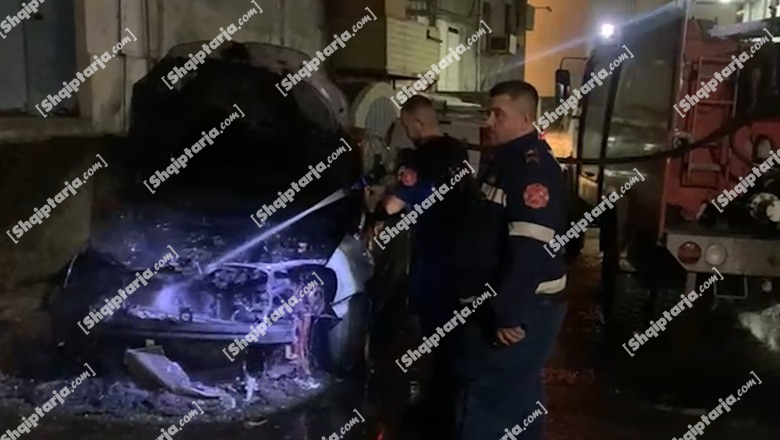 Lezhë/ Merr flakë makina e parkuar, zjarrfikësit ndalojnë përhapjen e zjarrit te mjetet e tjera! Policia nis hetimet (VIDEO)