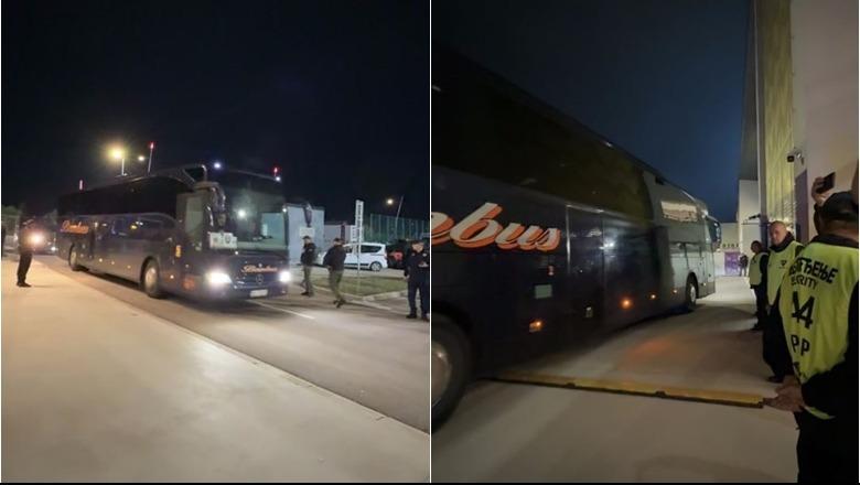 FOTOLAJM/ Kombëtarja mbërrin në stadiumin e Leskovacit