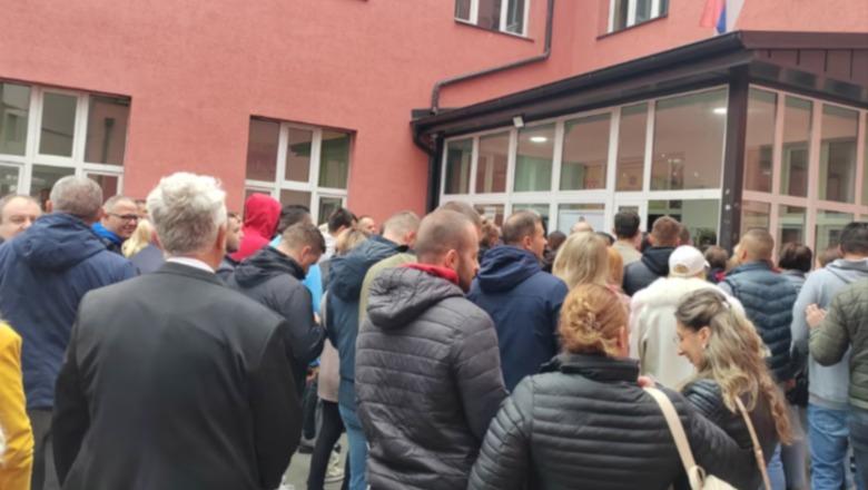 Mitrovicë e Veriut, qytetarë dhe zyrtarë të Listës Serbe votojnë në grup