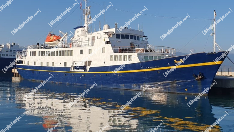 Kroçera 'Monet' mbërrin në Vlorë, zbarkojnë 43 turistë! Do ndalet edhe në portin e Sarandës, Durrësit dhe Shëngjinit (VIDEO)