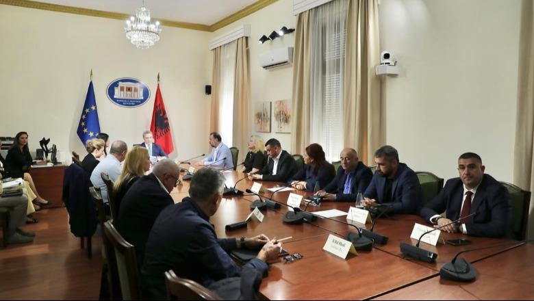 PS ‘fshin’ gjininë gjithëpërfshirëse nga pr.ligji! Në Shqipëri vetëm burrë e grua