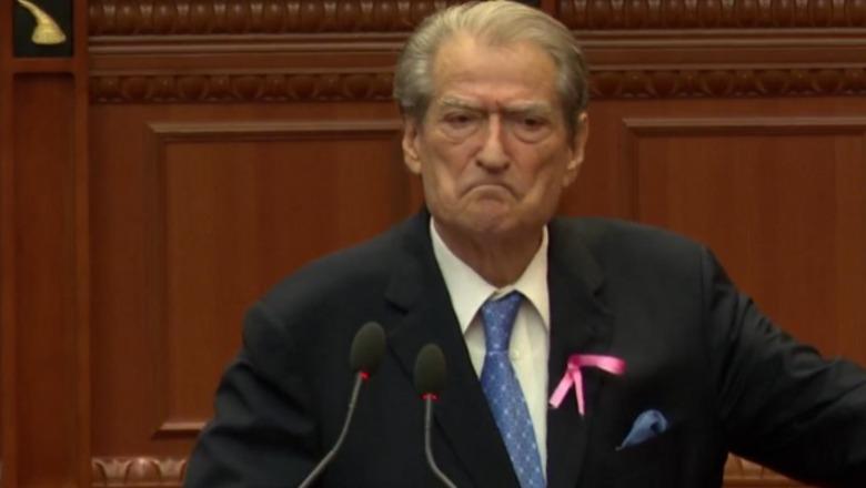 ‘Diella më foli…’, Berisha në Kuvend: Është bërë mafia e vjedhjes, po ia jep tenderat qeverisë! Zihen deputetet që të ishin ‘fytyra’ e saj