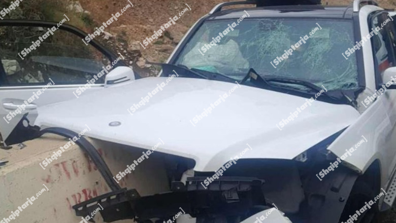 Aksident në rrugën Kardhiq-Delvinë, makina përplaset me bordurën! Dy të plagosur