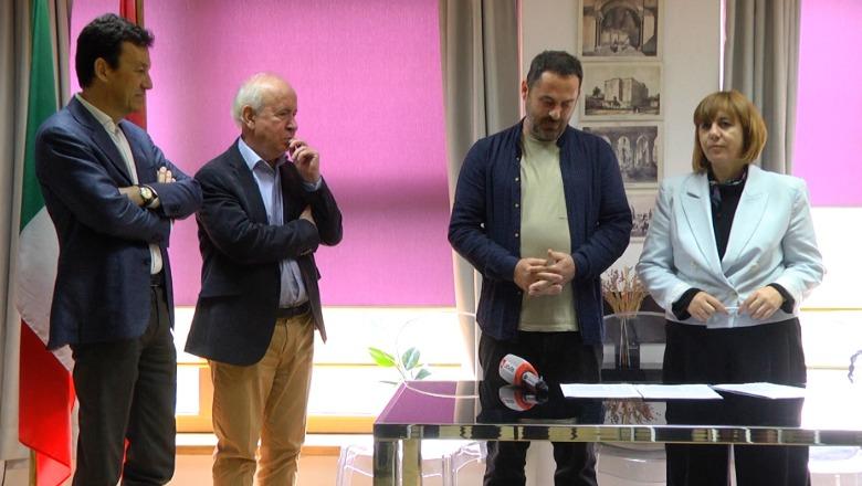 Çmimi “Pashko Gjeçi” për përkthimin nga letërsia italiane! Vlerësim për “Fletoret…” e Gramshit dhe veprën e Moravisë