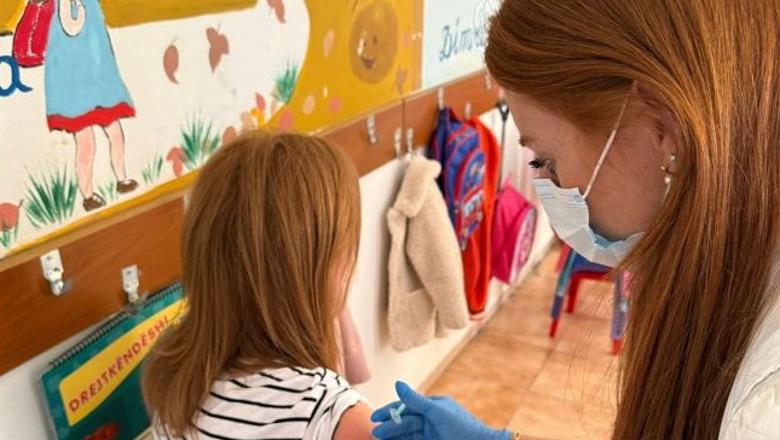 Mësuesit në vijën e parë të mbrojtjes, 1 mijë e 800 të vaksinuar kundër gripit