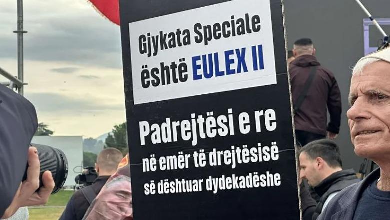 FOTOLAJM/ 'Gjykata Speciale është EULEX II', pankarta në protestën e UÇK në Tiranë: Padrejtësi e re në emër të drejtësisë së dështuar