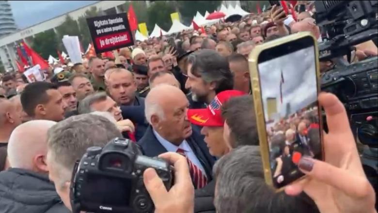 Ish-presidenti Alfred Moisiu mbërrin në shesh për protestën pro ish-krerëve të UÇK-së