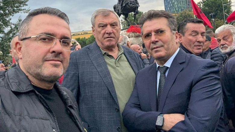 Thyen vendimin e Berishës, Mediu, Duka dhe Artan Luku shfaqen së bashku në protestën për ish-krerët e UÇK në Tiranë 