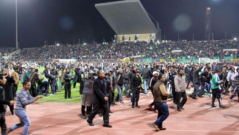 Tragjedia e Port Said/ Ndeshja më e dhunshme në historinë e futbollit mori 74 jetë, 10 persona u dënuan me vdekje (VIDEO)