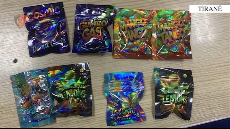 Tiranë/ Shpërndanin kanabis në formë xhelatine, dy të arrestuar! Lëndën narkotike e fshihnin nëpër cepa muresh (VIDEO)