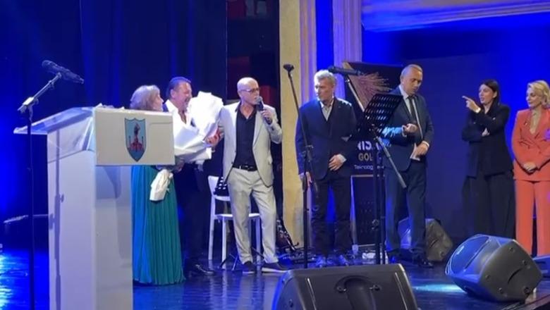 Bashkia e Vlorës i jep Mira Muratit titullin 'Qytetar Nderi', nëna e saj: Ajo ndjek me interes çfarë ndodh në Shqipëri