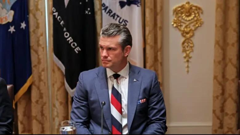 Zyrtari amerikan vendos kravatën me ngjyrat e flamurit rus gjatë takimit me Zelenskyn, Rusia e konsideron mesazh mbështetjeje