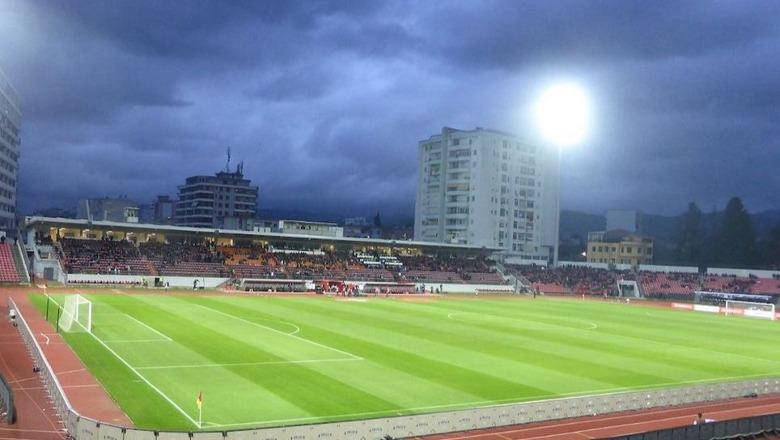 Tifozët e AF Elbasanit kalojnë gardhet rrethuese të fushës, tentojnë të përleshen me miqtë nga Vora