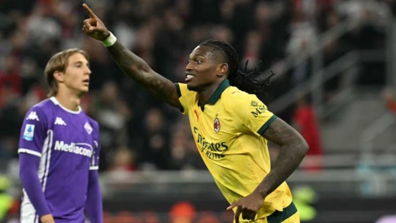 Milani përmbys 2-1 Fiorentinën në ‘San Siro’ dhe ‘i rrëmben’ Interit kreun e Serie A, Leao shkëlqen me dy gola