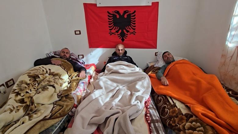 Fier/ Gjashtë ditë në grevë urie, përkeqësohet gjendja e naftëtarëve në Marinzë, njëri prej tyre humb ndenjat (VIDEO)