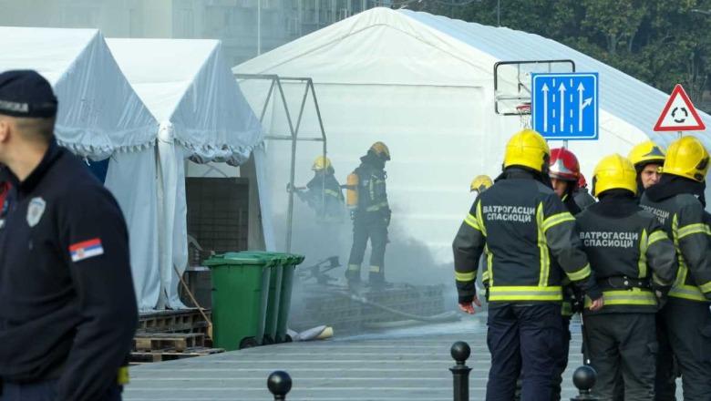 Zjarr dhe të shtëna me armë përpara Parlamentit në Serbi, plagoset një person! Arrestohet autori (FOTO+VIDEO)