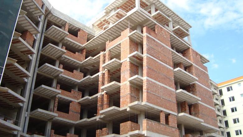 Tiranë/ Ishte duke punuar 59-vjeçari bie nga lartësia e një pallati