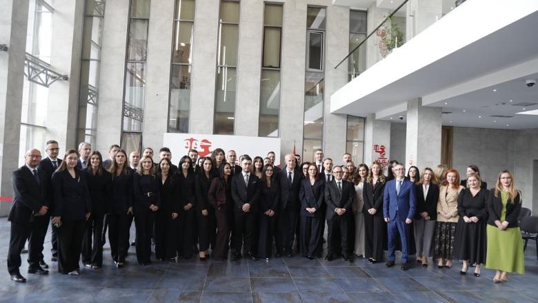 Drejtësia ‘lëngon’ nga stoku i dosjeve, 42 gjyqtarë i shtohen sistemit! Kreu i KLGJ: Jini humanë, çekiçi i fundit është i Zotit