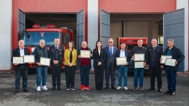 Takimi me zjarrfikësit në Durrës, ministrja Koçiu premton rritje pagash: Do punojmë që sytë të drejtohen nga ju, jo vetëm në emergjencë