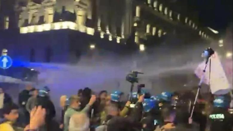 Itali/ Protestë pro-Palestinës në Romë! Tubuesit tentojnë të thyejnë kordonin, përplasen me policinë