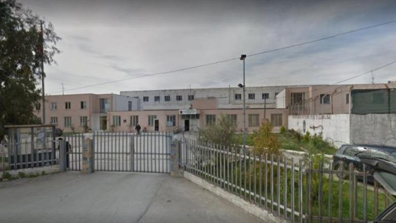 Forcat Operacionale aksion blic në burgun e Durrësit, të dënuarve u gjenden 5 iphone të fshehur në dyert e dusheve (EMRAT)