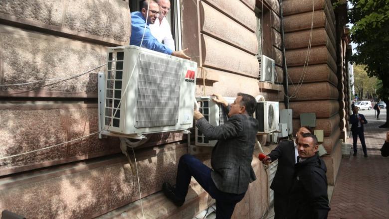 Noka 'harron shfaqjet' e tij në Kuvend me veshje luksi, kritika deputetëve: Mos ejani me kostume 5 mijë euro e kollare 2 mijë euro