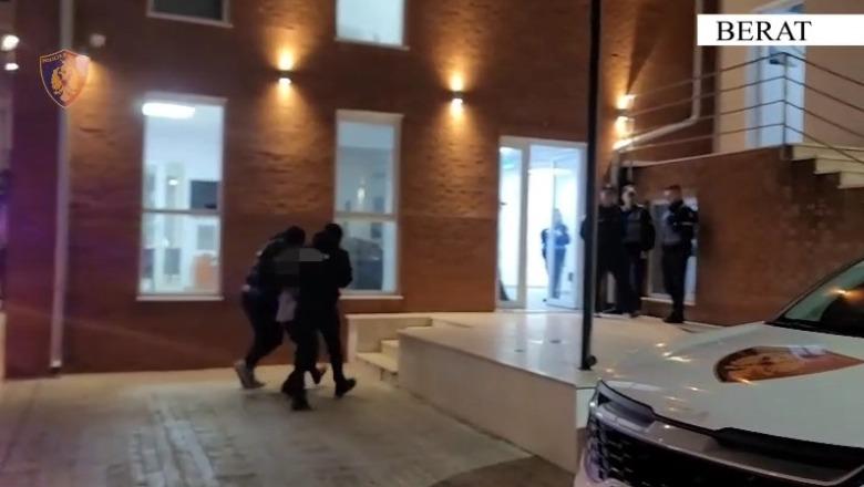 Berat/ Vrau me thikë 42-vjeçarin, momenti kur autori shoqërohet në komisariat 
