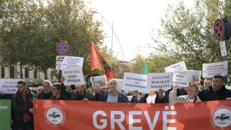 Minatorët e Spaçit zhvendosin protestën para Kuvendit, PD u premton 'statusin'. Muçi i ‘Lëvizjes Bashkë’: Ishit 8 vjet në pushtet