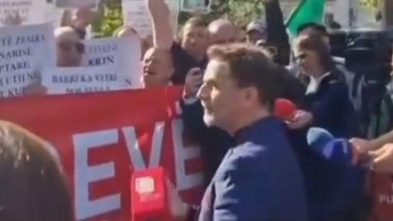 Erion Braçe 'del' nga grupi i socialistëve, i bashkohet protestës së minatorëve para Parlamentit: Të drejtat tuaja janë themelore