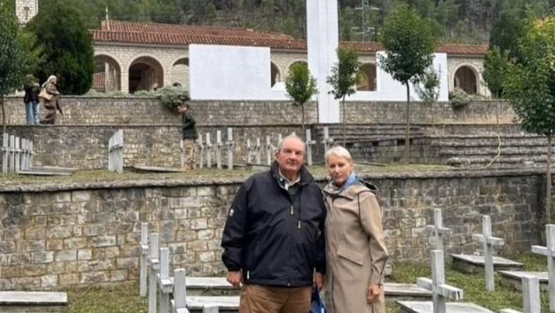 FOTOLAJM/ Karamanlis në Këlcyrë, homazh te varrezat greke: Aty ku mijëra ushtarë dhanë jetën