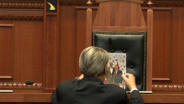 Situatë komike në Kuvend - Kur akuzat e Berishës bien me një të fryrë (VIDEO)