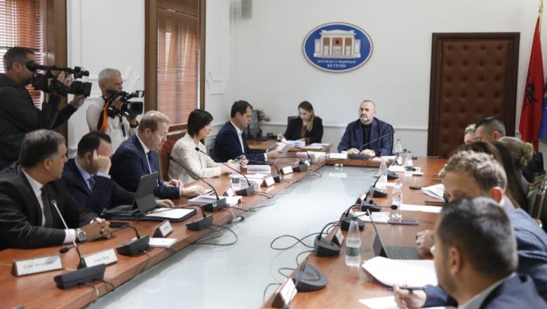 Ligjet rrëzojnë kërkesën e opozitës për shkarkimin e Begajt! PD: Dekreti për zgjedhjet në Tiranë, shkelje e rëndë! PS: Çështja në Kushtetuese