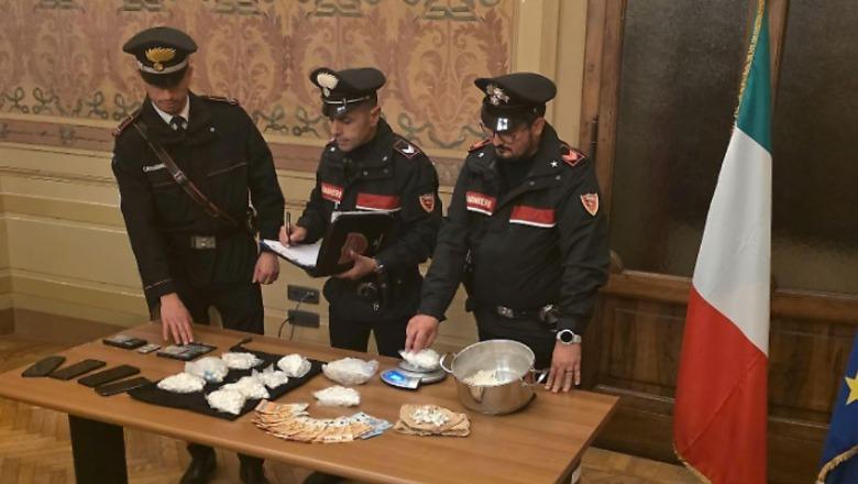 Policia iu gjeti 1.17 kg kokainë në shtëpi, arrestohen dy të rinjtë shqiptar në Itali 