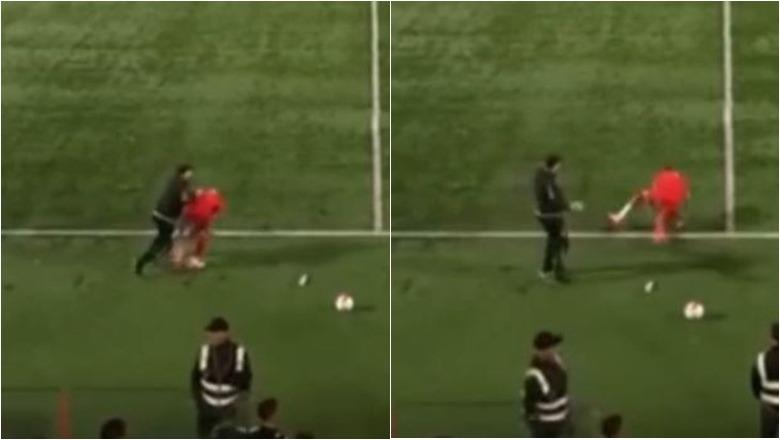 VIDEO/ Trajneri i Partizanit U-18 shtyn dhe hedh në tokë futbollistin e tij, kërkon falje për gjestin