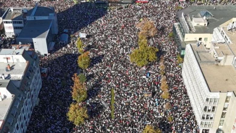 Serbia kujton tragjedinë e Novi Sadit! 1 vit nga ngjarja, tubim me qindra mijëra pjesmarrës/ Vuçiç bën thirrje për dialog