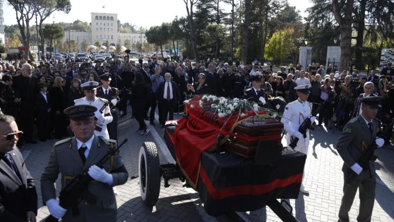 Kombi në zi, Fatos Nanos i jepet lamtumira e fundit! Rama: Të dashkan edhe ata që të kallën në burg! Bashkëshortja Xhoana: S’u bë kurrë hakmarrës