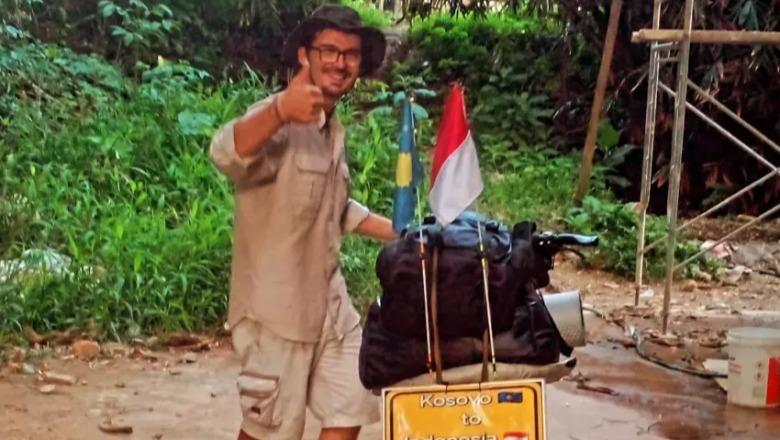 Udhëtoi 1 vit e 3 muaj me biçikletë për t’i propozuar vajzës që dashuronte, indonezianët nuk pranojnë shqiptarin për dhëndër