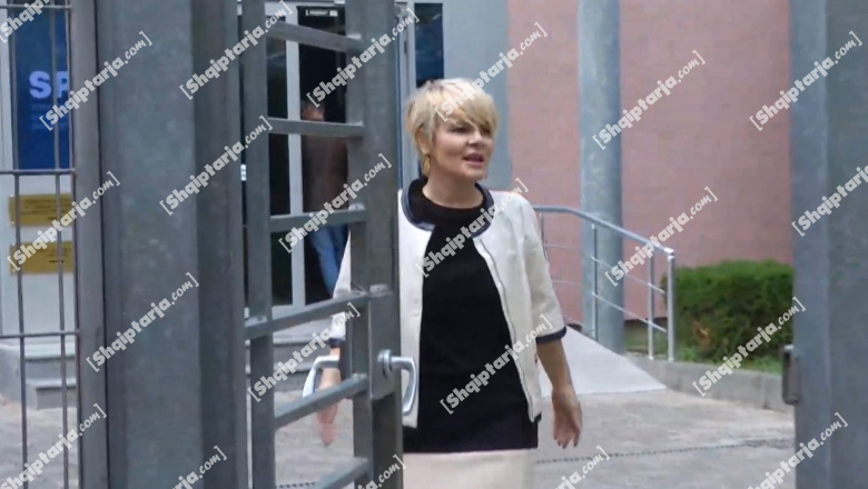 VIDEOLAJM/ Me ‘look’ të ri dhe e buzëqeshur, Monika Kryemadhi paraqitet në SPAK